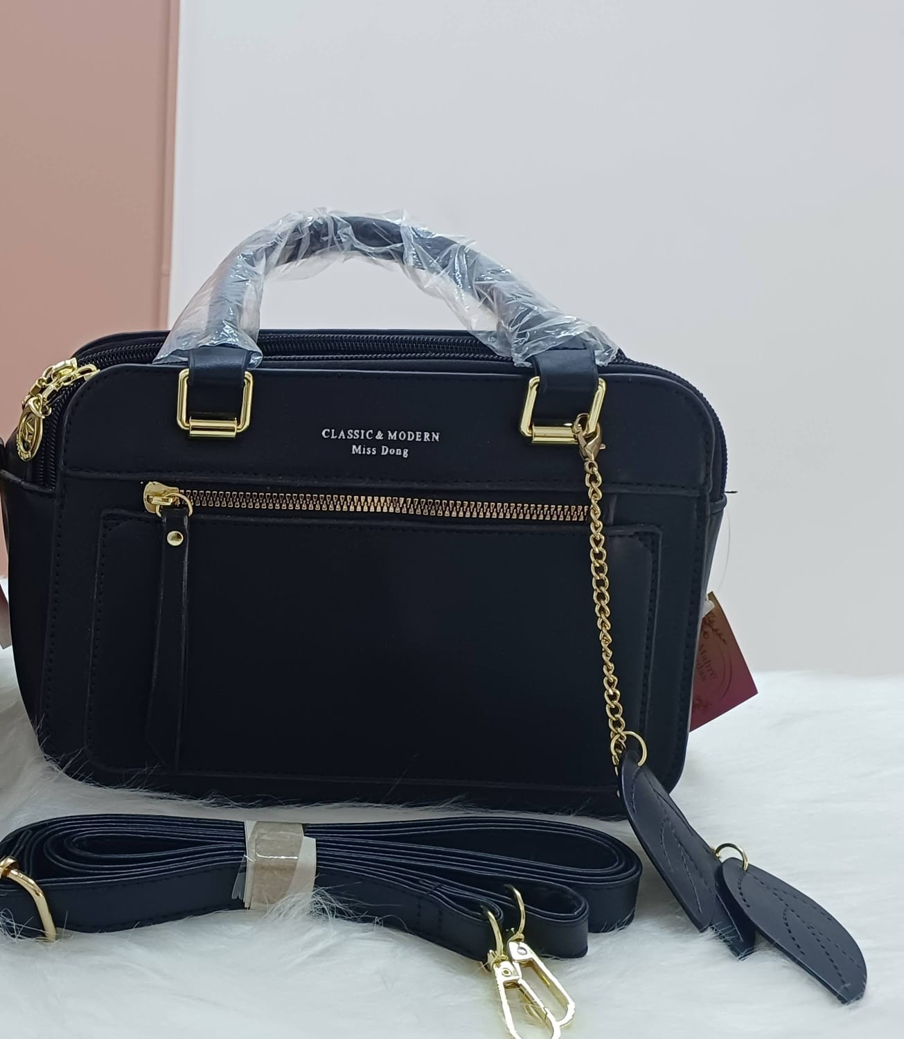 Bolsa Média Preta em Material Sintético